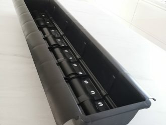 Loviai braškių sodinimui su atramomis žiedstiebiams